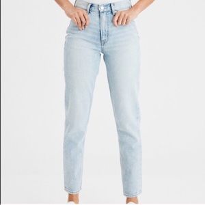 AE women’s mom jean in light vintage 4L